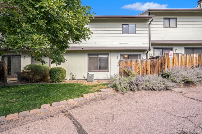 Building Photo - Remodeled townhouse, big rooms, big garage