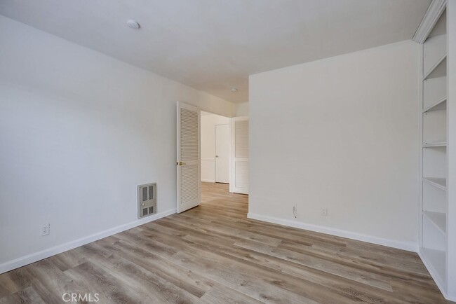 Building Photo - 323 Streamwood-