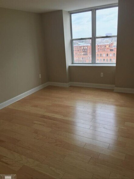 Building Photo - 250 E Harbortown Dr