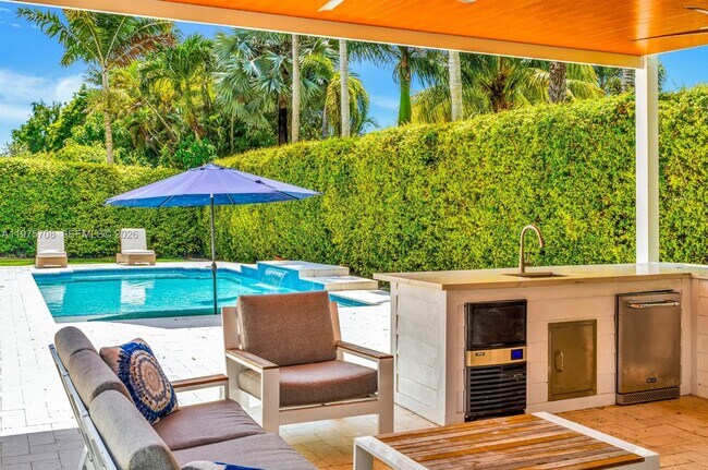 Building Photo - 16550 SW 77th Ct