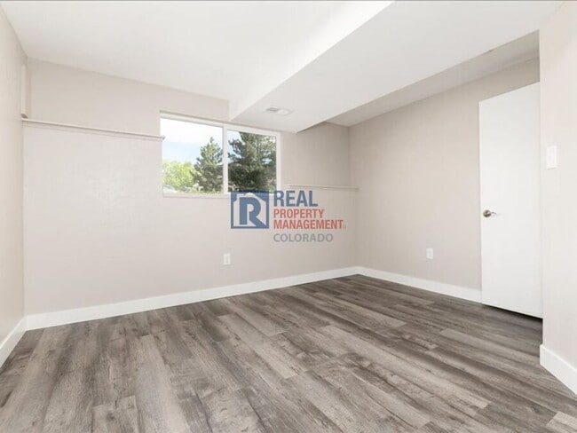Building Photo - 1424 S Sierra Dr