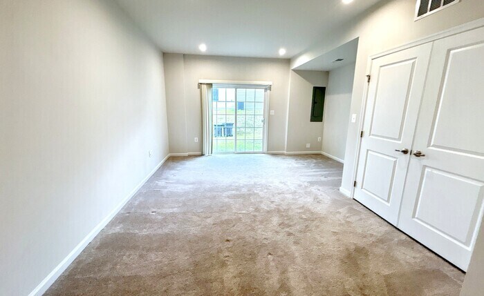 Building Photo - 502 River Crest Way