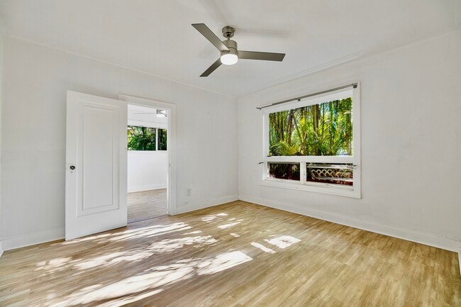 Building Photo - 1139 Venetia Ave