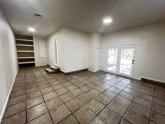 Building Photo - 1204 NW Fort Sill Blvd