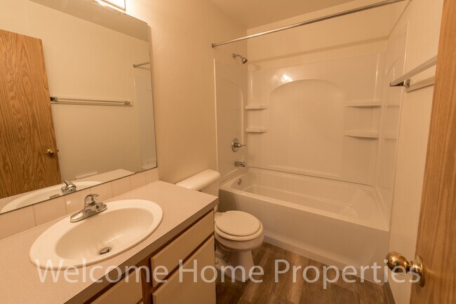 Building Photo - Great 2 bedroom apartment with all-new carpet