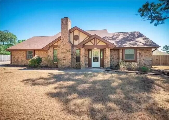 Building Photo - Vaulted Ceiling, Huge Yard, Close to Town