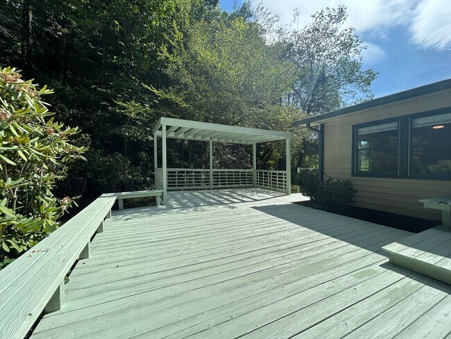 Building Photo - Fully Renovated 3BR/2BA Home with Creek Vi...