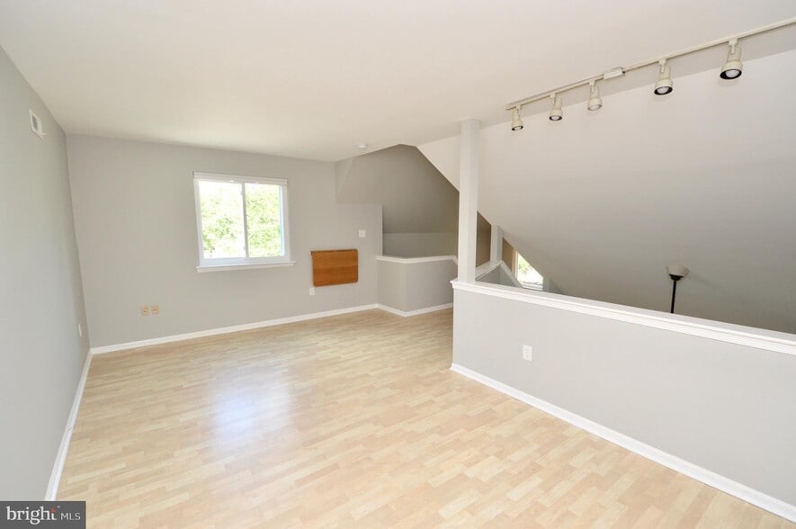 Building Photo - 340 Woodlake Dr