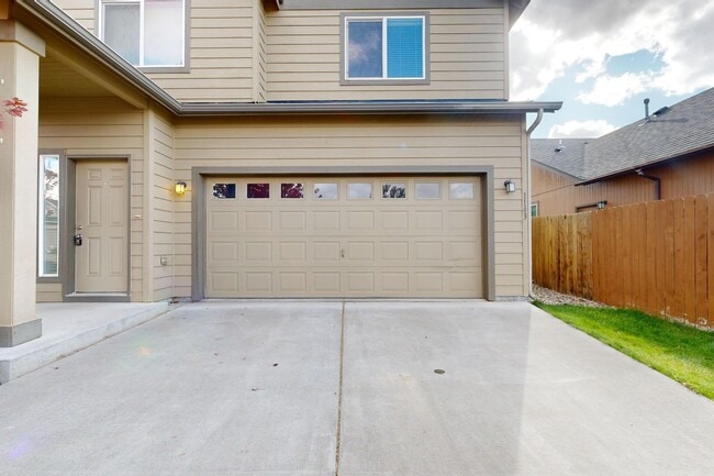 Building Photo - Beautifully maintained 3 bedroom 2.5 bath home