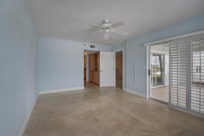 Building Photo - 324 Village Dr