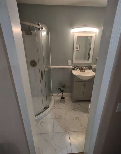 Building Photo - Room in House on New Crossing Trail E