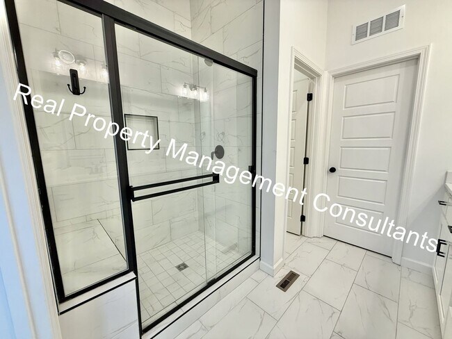 Building Photo - Extraordinary 4 bedroom home in Lee's Summit