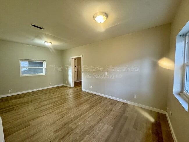 Building Photo - 208 Wilson St