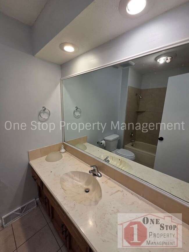 Building Photo - 3 bedroom 2.5 bathroom home in Parkville, MO!