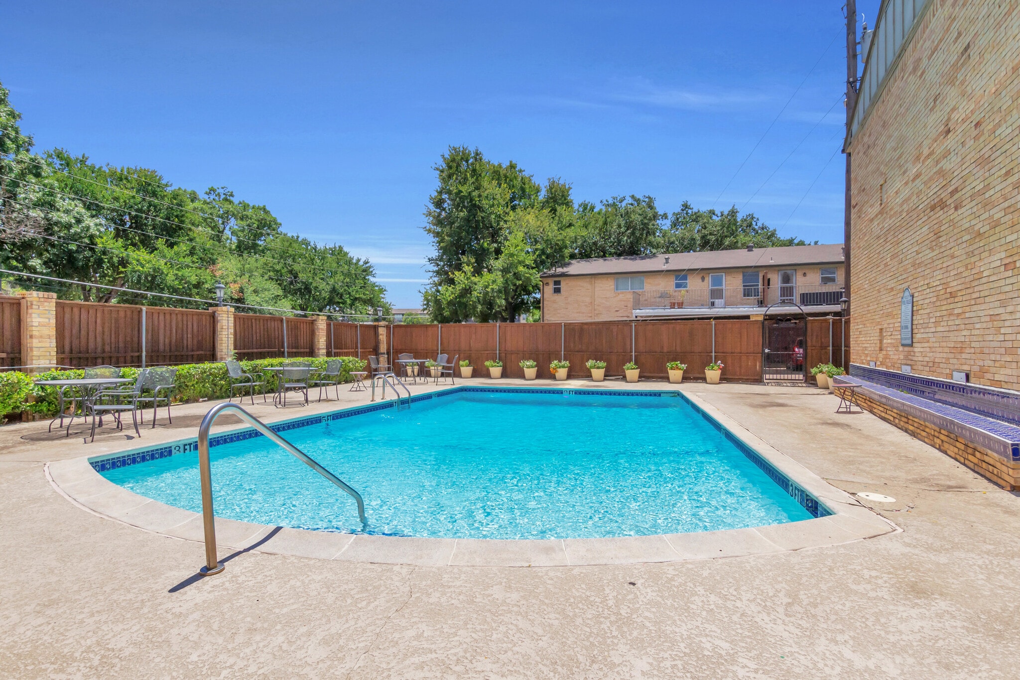 Building Photo - 5829 Sandhurst Ln