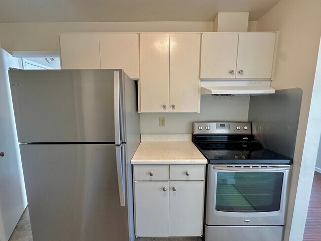 Building Photo - $500 OFF FIRST MONTH RENT - 1 Bed 1 Bath Available in Watergate Complex of Emeryville!!!