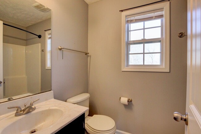 Building Photo - Sweet 3 bed 2 bath.  Cat friendly.