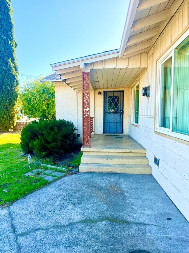 Building Photo - Spacious 3 Bedroom with large yard
