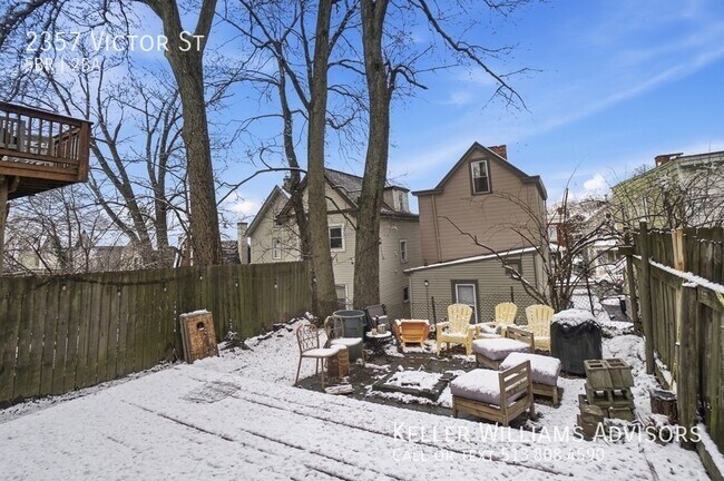 Building Photo - 2357 Victor St