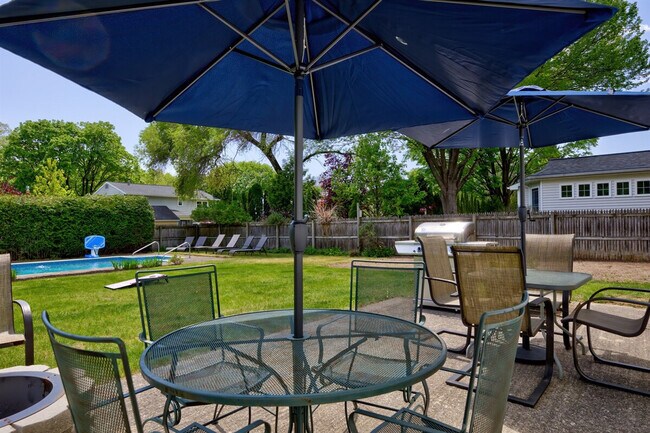 Building Photo - 10 James Dr