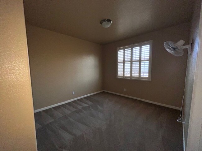 Building Photo - 6 Bedroom, 4 Bath Home close to schools an...