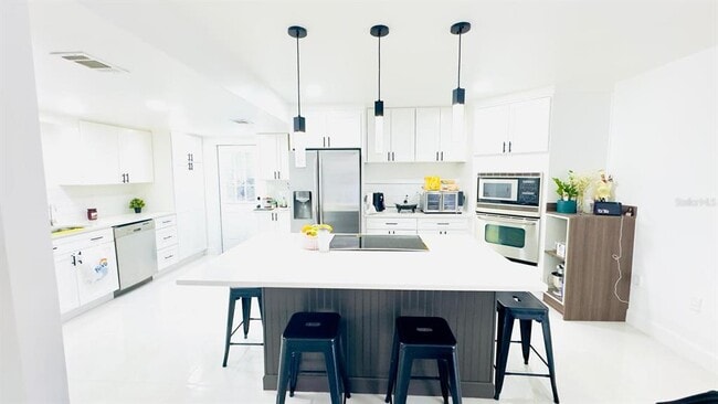 Building Photo - 14614 Bayonne Rd