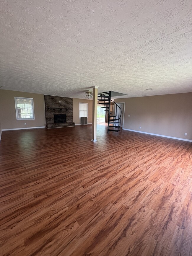 Building Photo - 1605 Clyde Blvd