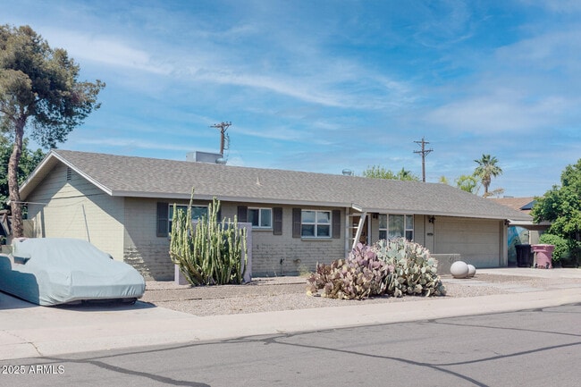 Primary Photo - 6744 E Vernon Ave