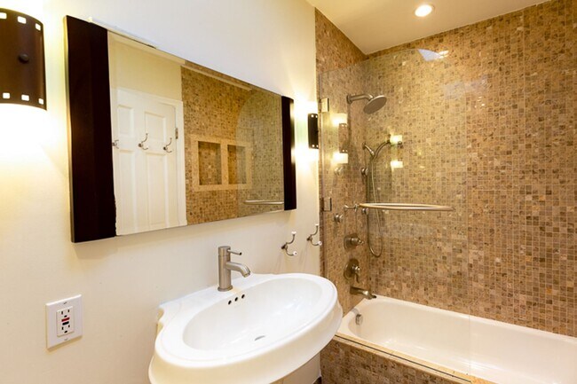 Building Photo - Beautiful Four bedroom, Two bathroom house...
