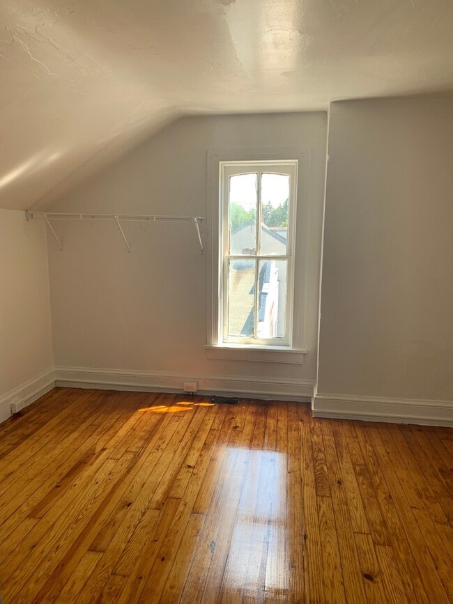 Building Photo - 3 Bedroom in Downtown York City, See Video...