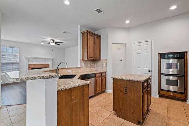 Building Photo - 5910 Spring Hill Dr