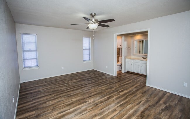 Building Photo - Available June 15th: Spacious 3 Bed, 2 Bath Ready for You!