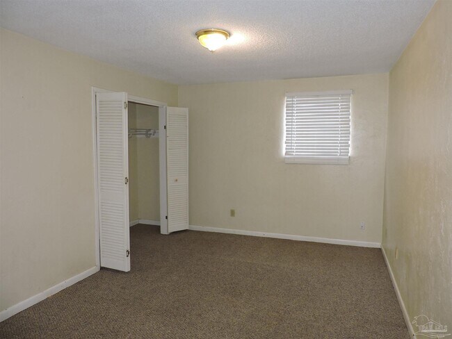 Building Photo - 2108 W Lakeview Ave