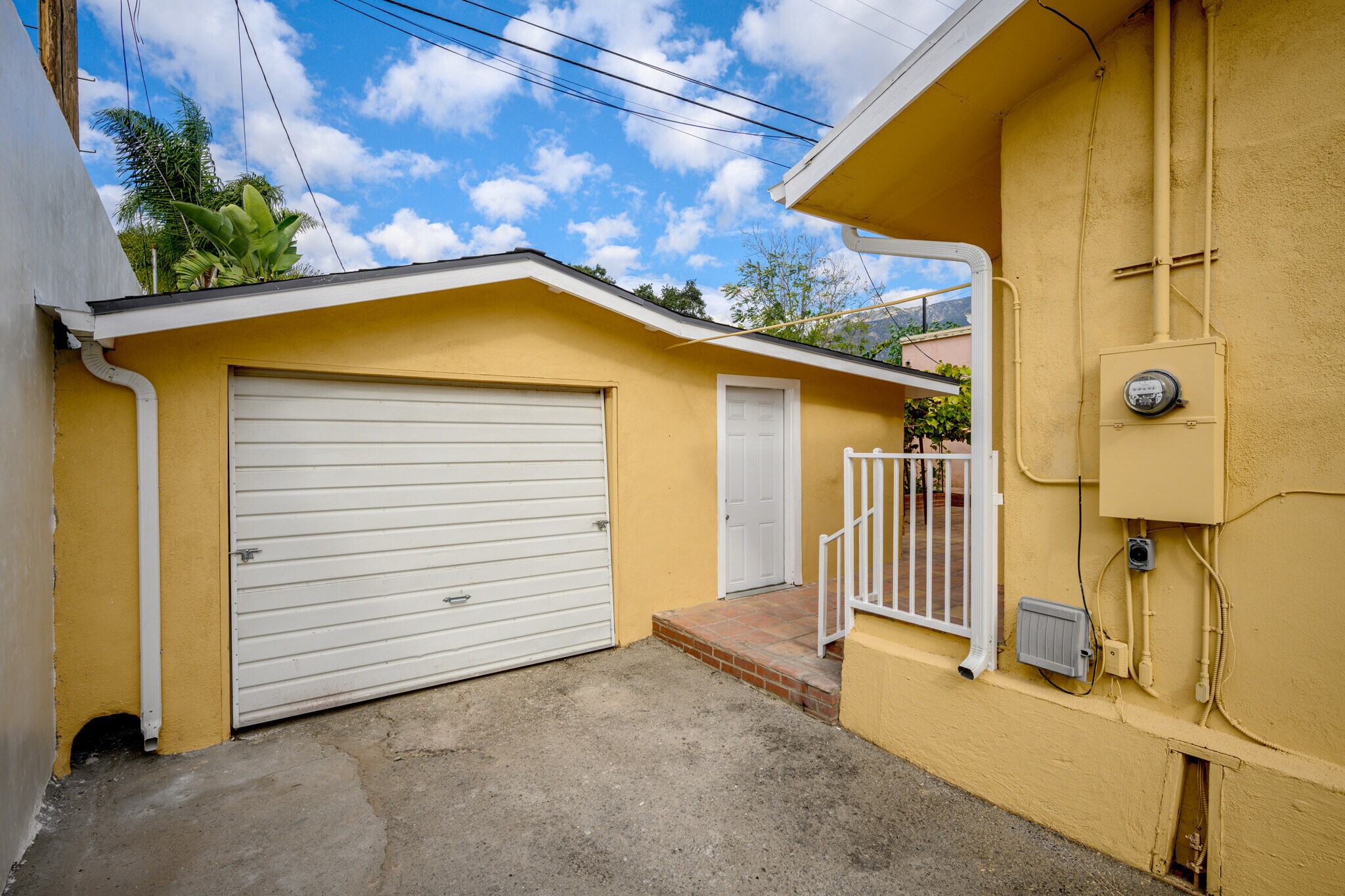 Building Photo - 6923 Foothill Blvd