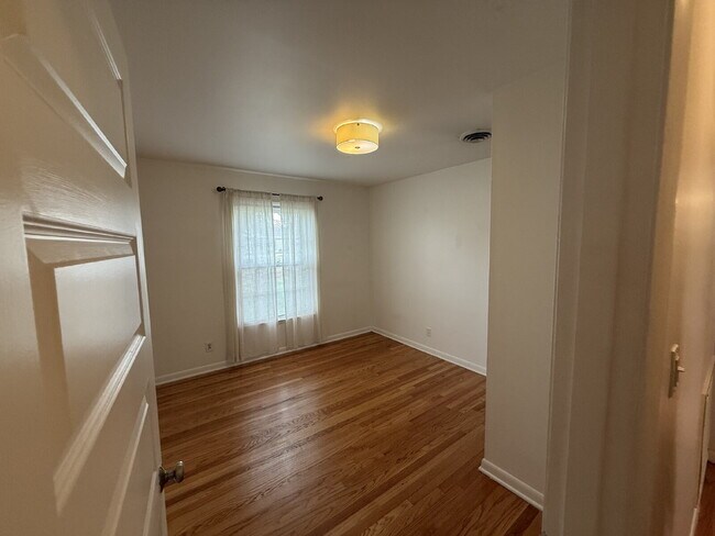 Building Photo - Updated 3 bed 2 bath. Garage and screened porch