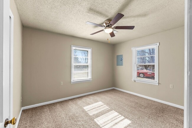 Building Photo - Updated Cozy 2 bedroom House