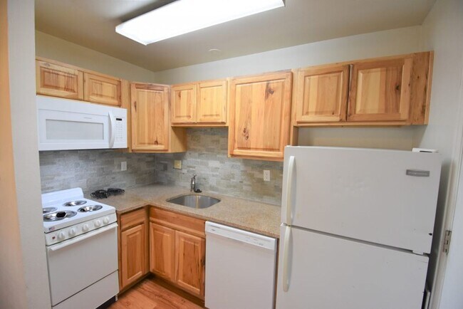Building Photo - 1 bd apt in 7 unit complex on The Hill.