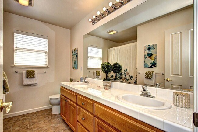 2nd bathroom with double sink - 928 Baines St