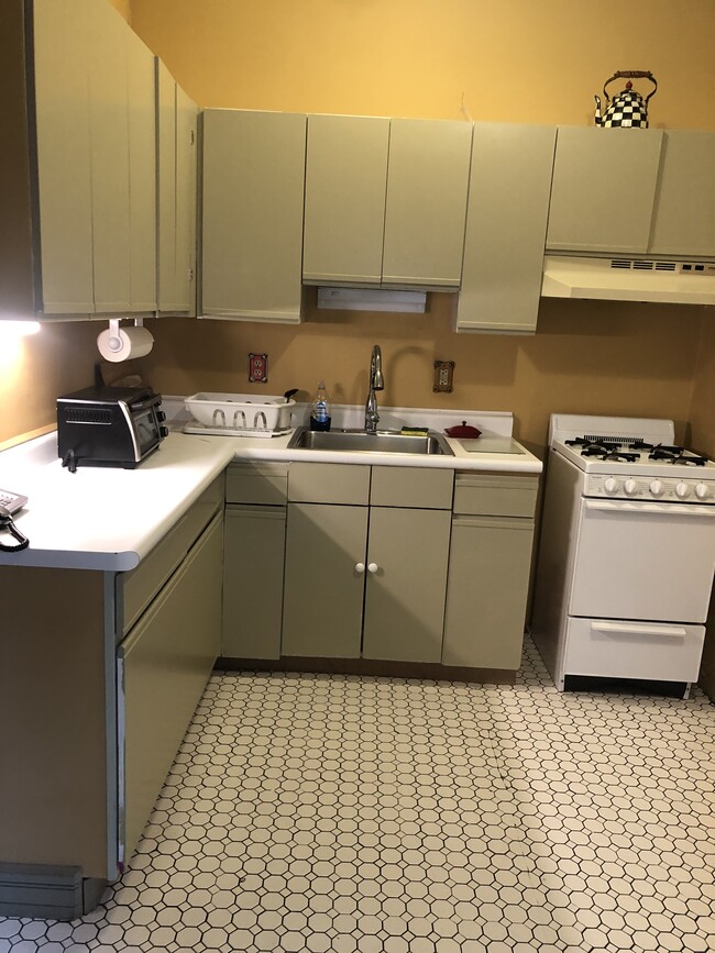 Kitchen - 919 S Aiken Ave