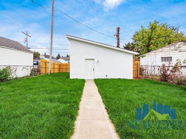 Building Photo - Recently Built 2 Bedroom 2 1/2 Bathroom Single Family Home in South Columbus!