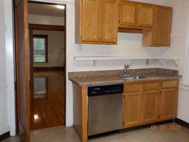 Building Photo - Beautiful 3 Bedroom July 1, 2026