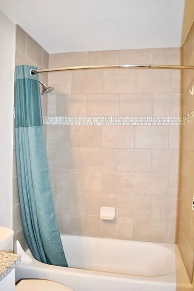 Building Photo - 3 bed 2.5 bath home available 9/1.