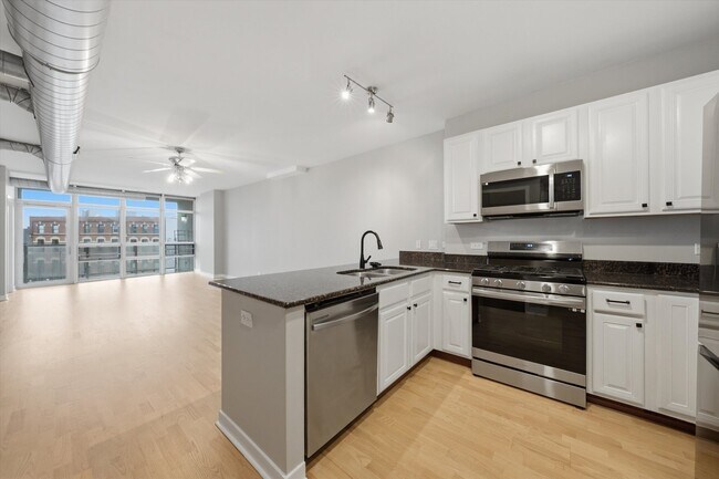 Building Photo - 1610 W Fullerton Ave