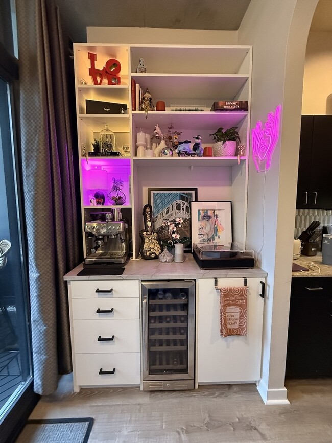 Building Photo - 235 W Van Buren St