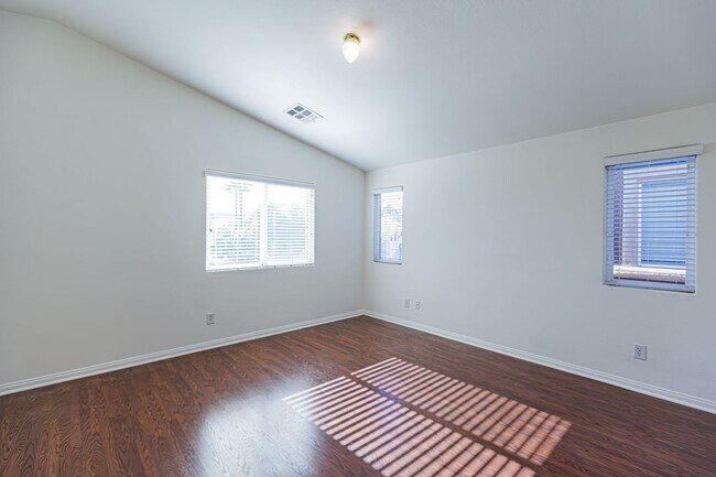 Building Photo - Beautiful 2 story Home