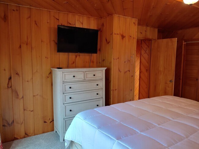 Building Photo - Fully Furnished Executive Sander's Beach Rental