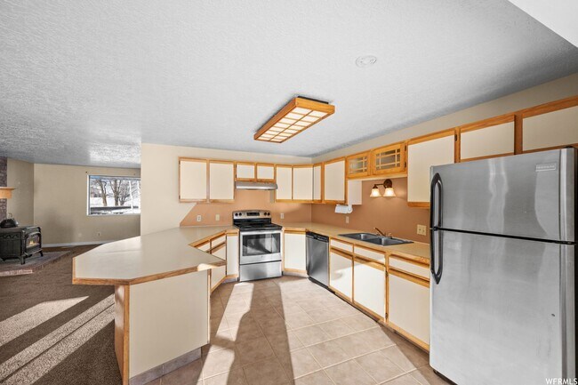 Building Photo - Beautiful home in Eden with amazing views from covered deck and 4 car garage