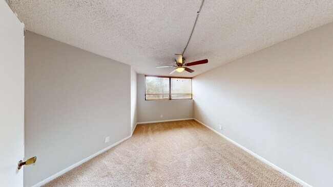 Building Photo - 1 Bed/ 1 Bath Near The Outlet Mall - *Wate...