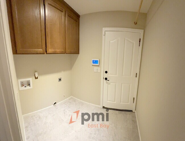 Building Photo - Well-Maintained 4-Bedroom Home in Prime Va...