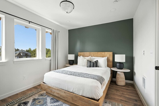 Building Photo - 925 NE 23rd Ave